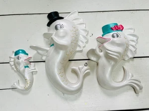 Vintage Fish Family MCM Chalkware w/ Hats Wall Plaque Arnels White Irridescent - Bild 1 von 9