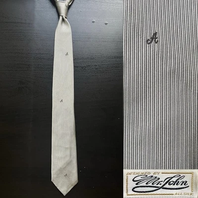 Corbata delgada de seda plateada Mr. John 'A' usada en excelente estado de colección Trad Ivy Prep años 50 años 60 De Pinna Foto 1 de 4