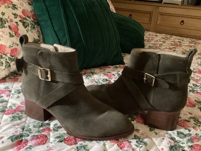 Botín Kate Spade gamuza verde, tacón plano, talla 9,5 Foto 1 de 4