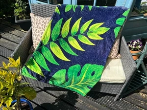 Luxuriöse Fleecedecke mit tropischen Blättern zum Thema - schönes Geschenk - Neuware. - Bild 1 von 6