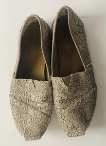 Toms Damen-Slipper goldfarben glitzernde Spitze flach gehäkelt Größe W 8 - Bild 1 von 6