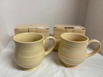 Temptations by Tara 浅黄色条纹 16 盎司咖啡杯 2 件套全新带盒 — 第 1/4 张图片