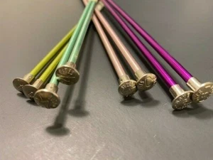 Lotto misto di 8 ferri da maglia BATES BOYE + VERDE 4mm ROSA 5mm VIOLA 6mm - Foto 1 di 3