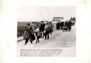 Zweiter Weltkrieg Flüchtlinge verlassen italienisches Schlachtgebiet Rom Asst Presse AP Foto 8 x 11" 1944 - Bild 1 von 2