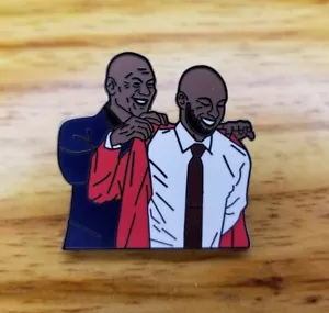 1,5" Emaille Pin, Michael Jordan führt Kobe Bryant in die Hall of Fame ein - Bild 1 von 1