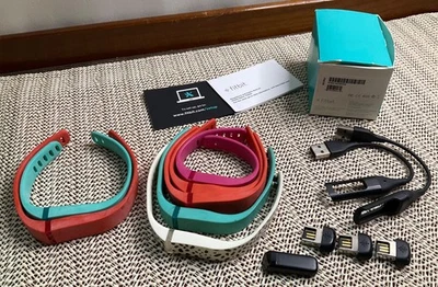 Fitbit FB401BK Fitbit mit 7 Flex Aktivitäts- & Trackerarmbändern & 2 Ladegeräten - Bild 1 von 4