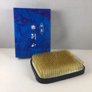 Japanische Ikebana Kenzan rechteckige Nadel Pin Frosch mit Gummiring 3-7/8" L x 3" B - Bild 1 von 7