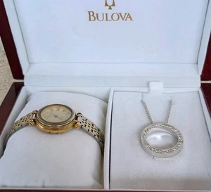 Bulova Uhr & Kristall Anhänger Set in Original Mahagoni Box komplett - Bild 1 von 12