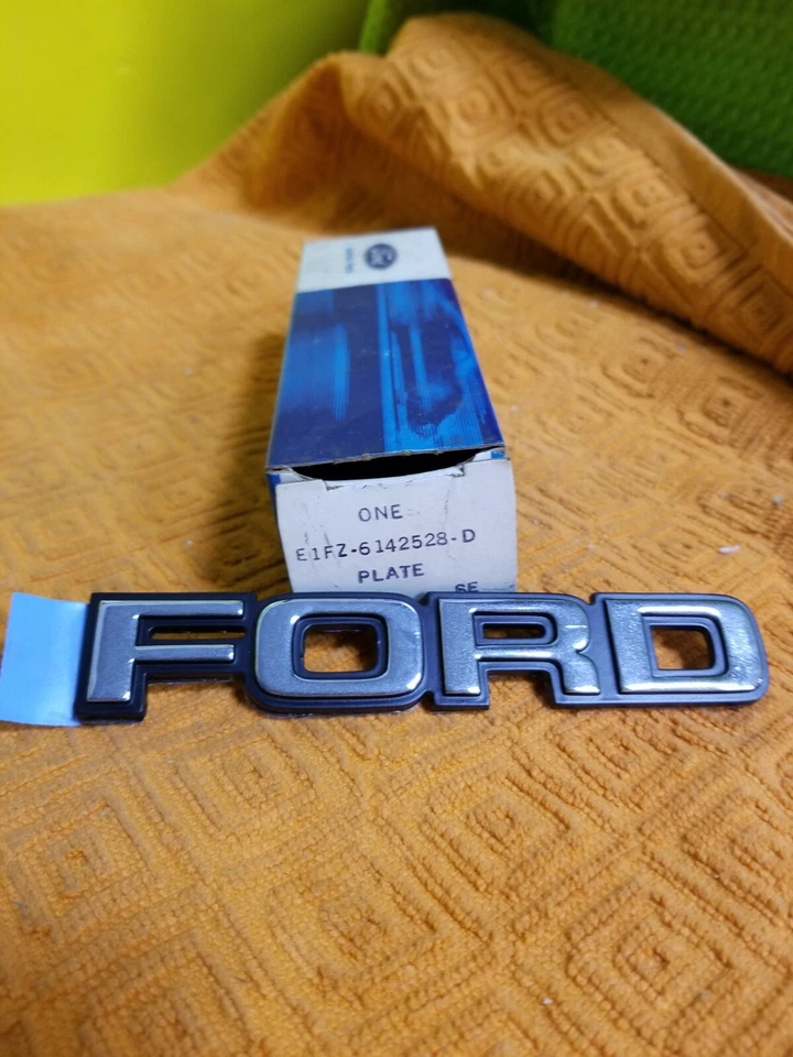Nuevo de Lote Antiguo Ford Escort 1981-1985 bloque maletero tapa emblema e1fz-6142528-d nuevo Foto 1 de 3