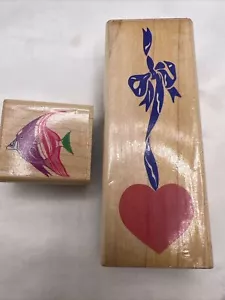 Juego de 2 estampillas de montaje en madera Posh Impresiones peces y corazones - Imagen 1 de 6
