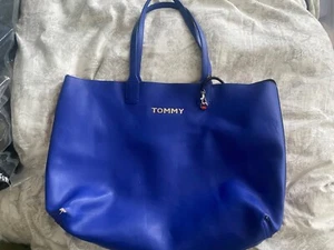 Tommy Hilfiger shopper, shoulder blue bag with coin purse. Scuffs on the bottom - Picture 1 of 7