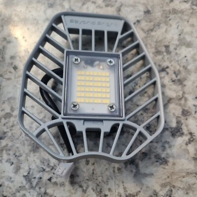 Luz LED activada por movimiento ultrabrillante Beyond Bright - luz de repuesto negra Foto 1 de 2