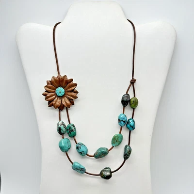 Collar de cuero y turquesa con acento floral estilo suroeste Foto 1 de 4