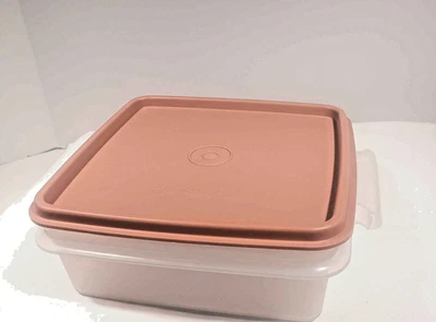 Tupperware Square Away Sandwich Keeper #1362. 7,5 x 6,5 x 2,5 Foto 1 de 4