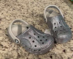 CROCS Girls Sz 9c /EUR 25-26 BAYA SILVER GLITTER CLOG T 207014-040 NWT - Picture 1 of 6