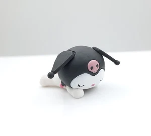 Sanrio Kuromi durmiendo 1.5" mini figura juguete gacha - Imagen 1 de 2