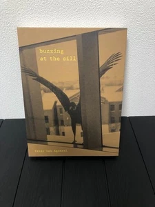 Buzzing At The Sill / Peter Van Agtmael - Foto 1 di 6