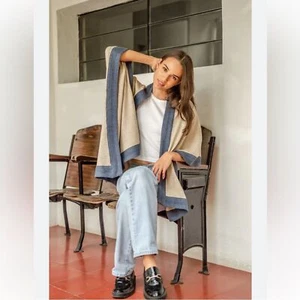 Neiman Marcus, neu mit Etikett Schal 100% Merinowolle, vorne geteilter Poncho. OS - Bild 1 von 6