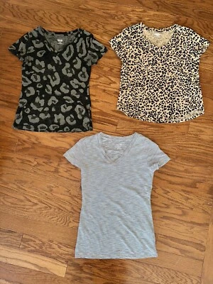 LOTE 3 MOSSIMO Camiseta Top Camiseta Algodón Cuello en V Estampado Leopardo Camuflada Rayas Azul Marino Antigua S Foto 1 de 4