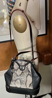 Bolso Bandolera Brighton Sophie Kisslock Convertible Marco Cuero Negro Pitón Foto 1 de 4