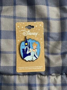 Spilla smaltata ritratto castello Disney Cenerentola - Foto 1 di 2