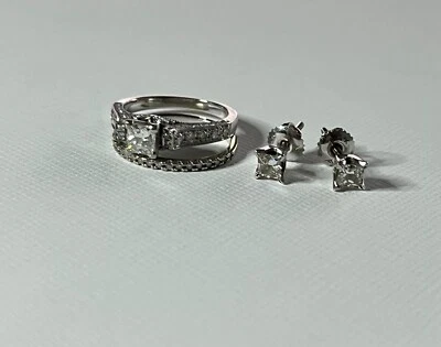 Conjunto de anillos y pendientes de diamantes brillantes de oro blanco de 18 k de más de 1 quilate de diamantes Foto 1 de 4