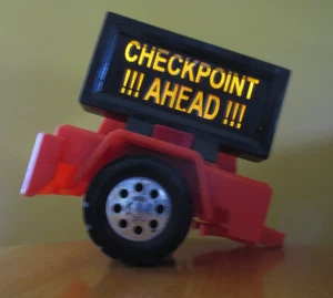 2011 Tonka Hasbro Roadway Rigs Flashing Checkpoint Aead Anhänger Straßenschild funktioniert - Bild 1 von 5
