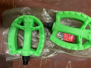 Vintage BMX Pedals green 1/2 in NOS Old School BMX Freestyle  Plastic OG New - Picture 1 of 2