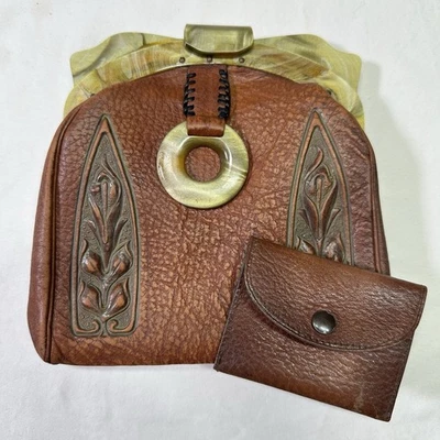 Raro Antiguo Wilson Art Deco Cuero Tooled Bolso de Mano con Marco de Baquelita Monedero Foto 1 de 4
