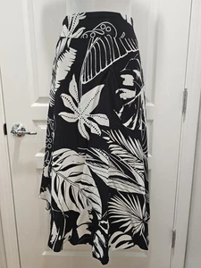 SOFT SURROUNDINGS BLACK AND WHITE LEAF & FLORAL SKIRT SIZE 14 - Picture 1 of 5