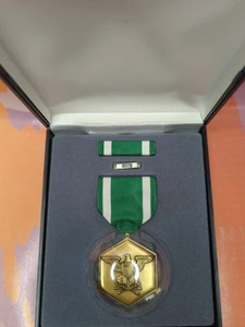 Navy Marines Commendation Medal Metal Case Label Pins Box G10 Set Unissued - Bild 1 von 2