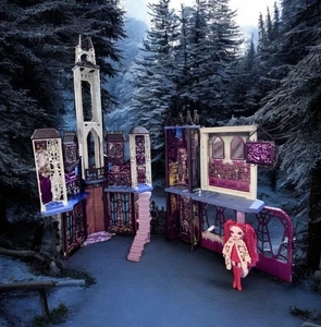 Monster High Deluxe High School Spielset 2015 Puppenhaus Schloss Deadluxe mit Puppe - Bild 1 von 24