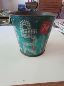 Posacenere vintage 7UP UnCola sedia da prato clip su secchio latta da collezione 7 UP - Foto 1 di 4