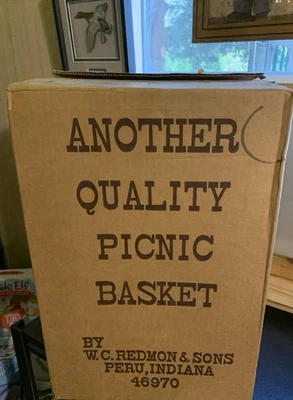 Cesta de picnic vintage tejida de mimbre Redmon & Sons con asas de metal Foto 1 de 4