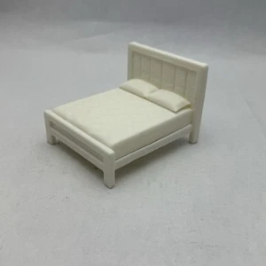 "Mueble para muñeca marco de cama blanco doble dobladillo estilo FR diorama 3,5"" de largo" - Imagen 1 de 6