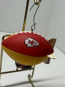 De colección 1997 Kansas City Chiefs FÚTBOL dirigible vacaciones adorno de Navidad 3" - Imagen 1 de 3