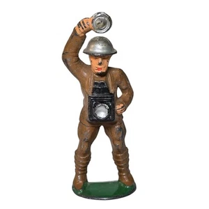 M92 Manoil Toy Soldier Cameraman with Fat Arm Photographer Vintage Dimestore - Picture 1 of 6