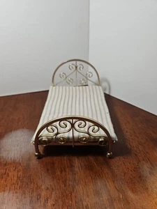 Casa delle bambole vintage in miniatura antico letto in ottone ornato con materasso 1:12 - Foto 1 di 5