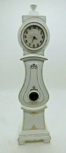 Puppenhaus Miniatur JBM Mora Longcase funktionierende Uhr in weiß - Bild 1 von 1