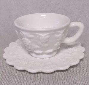 Westmoreland getäfelte Traube Tasse und Untertasse Set Milchglas - Bild 1 von 10