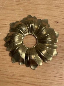 1 3/4 Zoll breite Akanthus gestempelt messingbeschichtet dekorative Abdeckplatte - Bild 1 von 6