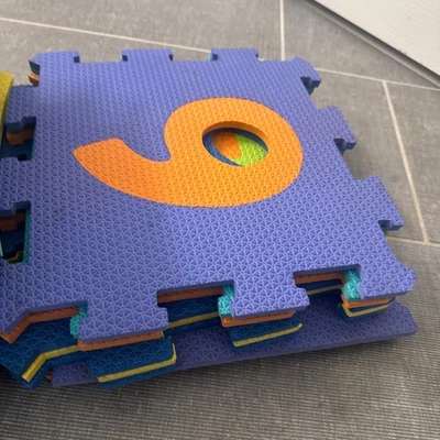 Игровой коврик Alphabet для малышей ясельного возраста со съемными буквами и цифрами (б/У) 35 штук  - Изображение 1 из 4