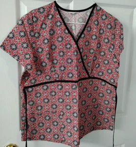 Basic 2 Pocket Red/Black Geometric Scrub Top w/ Black Piping Size M - Picture 1 of 2