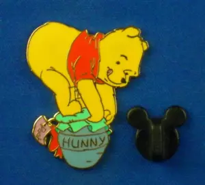 Winnie Puuh öffnet sein Geschenk stehend auf Hunny Pot DS Pin # 57245 - Bild 1 von 3