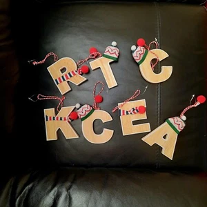 WOODEN SHABBY-CHIC ALPHABET CHRISTMAS TREE DECORATION INITIAL LETTERS GIFT TAG - Picture 1 of 6