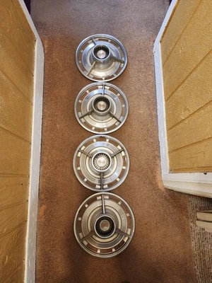 Chevrolet Impala SS y Nova SS 1963 cubiertas de rueda - 1963 solamente/juego de cuatro Foto 1 de 4