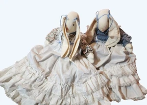 2 Vintage Handarbeit Land Stofftier Kaninchen mit Schlappohren & Spitzenborte Kleider - Bild 1 von 7