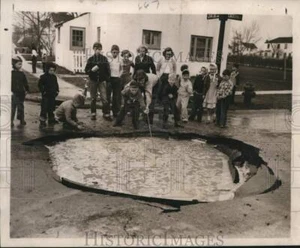 1950 Press Photo Children at hole caused by water main break in Greendale - Picture 1 of 2