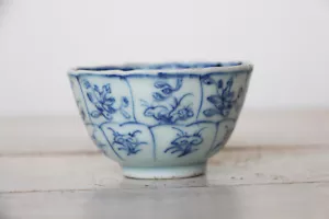 18th Century Qianlong Porcelain Cup depicting Blue Flowers, Chinese Antique - Picture 1 of 10