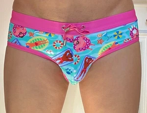Prowler Hombres Calzoncillos de Natación de tiro bajo Traje de Baño Orgullo LGBTQ Gay Rosa y Azul Claro M - Imagen 1 de 3